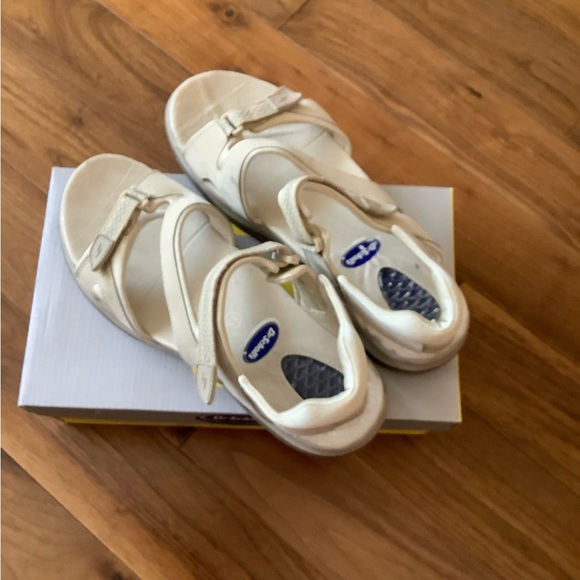 Like New Dr. Scholls Sandals Sport with Gel Heel Comfort with padded back straps - Picture 2 of 3